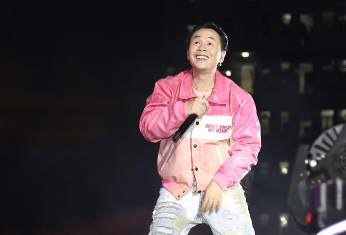  Là "trùm cuối" trong chương trình, Binz khiến fans đứng ngồi không yên với những bản hit anh mang đến đêm nhạc. 