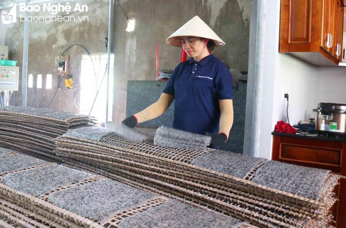 Với người dân làm nghề bánh đa làng Đông Nhật, trời nắng to, kéo dài là điều kiện thuận lợi cho việc sản xuất, phơi hong. Các gia đình làm nghề ở đây đều tranh thủ dịp nắng nóng đẩy mạnh sản xuất trong điều kiện có thể. Ảnh: Huy Thư