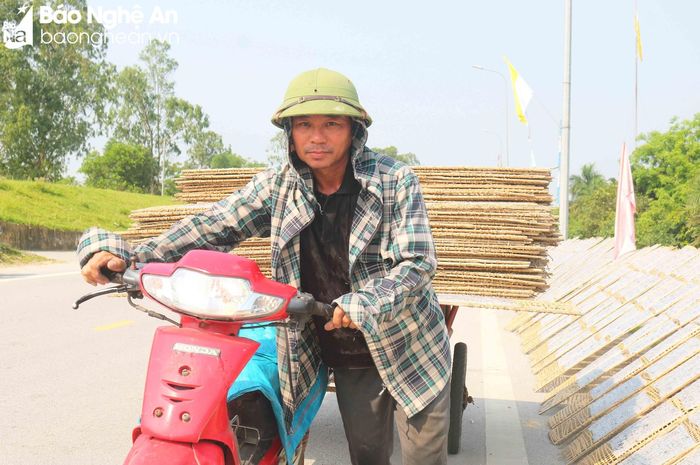 Anh Nguyễn Văn Đoàn (51 tuổi) ở xóm 5, xã Châu Nhân cho biết: Giai đoạn nắng nóng kịch liệt này, mỗi ngày gia đình anh tráng khoảng 3 tạ gạo được khoảng 6.000 chiếc bánh đa. Dây chuyền sản xuất gồm 3 người làm (2 người chuyên bám máy để lấy bánh, rải bánh lên phên, còn anh chuyên chở bánh đi phơi trên đường đê). Ảnh: Huy Thư