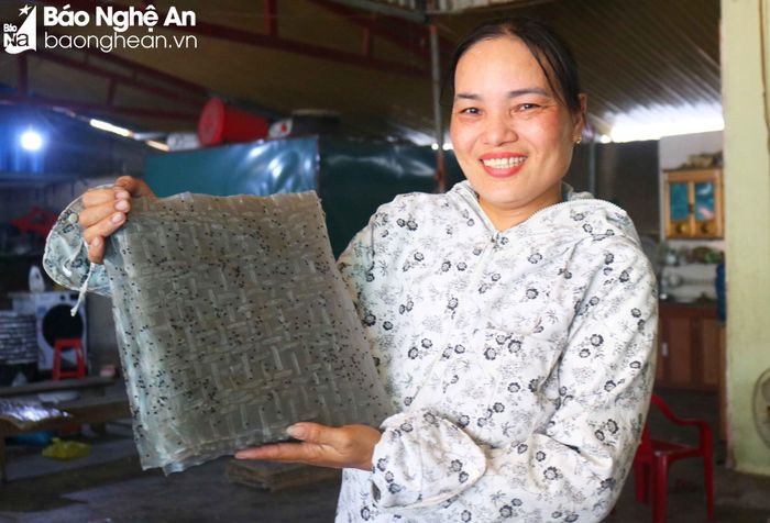 Chị Nguyễn Thị Lĩnh ở xóm 5, xã Châu Nhân chia sẻ: Nắng nóng, số lượng bánh đa tiêu thụ không nhiều, nhưng các hộ làm nghề ở địa phương đều đẩy mạnh việc sản xuất để dự trữ, phòng mùa mưa không làm được bánh, nhưng vẫn có hàng để bán. Riêng gia đình chị có 2 kho chứa được cả chục vạn chiếc bánh đa. Những năm qua, bánh đa làng Đông Nhật được tiêu thụ rộng khắp các địa phương trong và ngoài tỉnh. Ảnh: Huy Thư