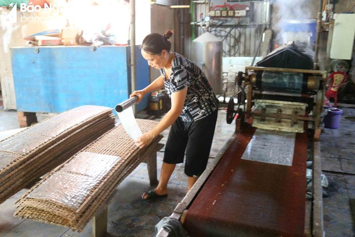 Theo bà con địa phương, trước đây khi đang còn tráng bánh bằng nồi, phải ngồi làm việc bên bếp lửa những ngày nắng nóng, công việc tráng bánh quá vất vả. Nay hầu hết các hộ theo nghề trên địa bàn đều sắm dây chuyền tráng bánh bằng máy, nên đỡ vất vả hơn, năng suất lao động cũng cao gấp nhiều lần. Ảnh: Huy Thư 