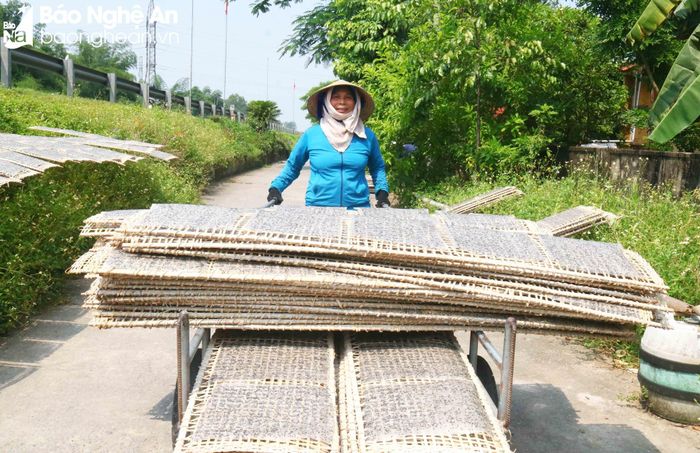 Theo bà con trong nghề, trời nắng to, làm việc vất vả, nhưng phơi bánh mau khô. Mỗi buổi làm bánh phải phơi nhiều mẻ và thu cất nhiều lần, tầm 12h thì các gia đình hoàn tất công việc. Trong quá trình phơi nắng, người phơi bánh phải canh bánh thường xuyên, căn giờ thu cất hợp lý, không để bánh phơi quá lâu sẽ cứng, cong, khó xếp, khó nướng. Ảnh: Huy Thư