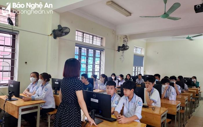 Năm nay học sinh đăng ký vào lớp 10 theo hình thức trực tuyến. Ảnh: Mỹ Hà