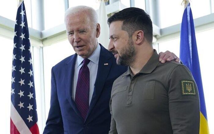Tổng thống Mỹ Joe Biden trò chuyện với Tổng thống Ukraine Volodymyr Zelensky trước phiên làm việc về Ukraine trong Hội nghị Thượng đỉnh G7 ở Hiroshima, Nhật Bản, ngày 21/5/2023. Ảnh: Times of Israel