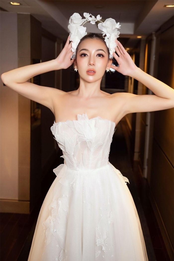 Cô tích cực tập luyện catwalk, biểu cảm thần thái cũng như trao đổi với NTK để đảm bảo thể hiện đúng tinh thần bộ trang phục mình mặc. Trước đó, họ cũng đến showroom để thử đồ và chuẩn bị kỹ cho màn thể hiện của mình.
