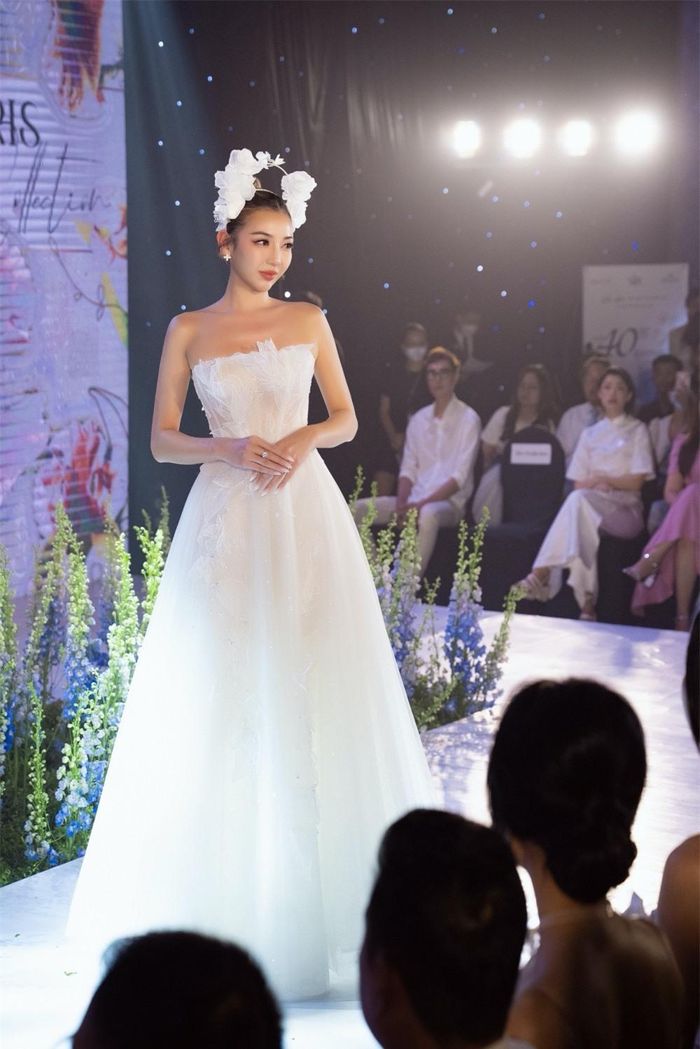 Trên sàn diễn, nàng hậu sinh năm 1992 gây ấn tượng bởi những bước catwalk tự tin.