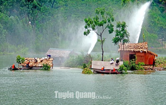 Ban chỉ huy Quân sự huyện Sơn Dương diễn tập phòng, chống thiên tai tìm kiếm cứu nạn khi thiên tai xảy ra.