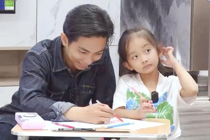 Phan Hiển và con gái cùng nhau vẽ tranh (Ảnh: Chụp màn hình).
