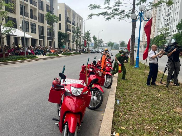 Phương tiện chữa cháy nhỏ gọn được lượng lượng Công an quận sử dụng triển khai nhanh chóng, chữa cháy ban đầu và trong ngõ nhỏ, ngõ sâu