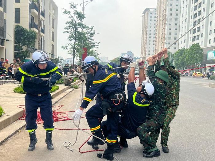 Lực lượng tìm kiếm cứu nạn huy động cứu người bằng cầu dây nghiêng