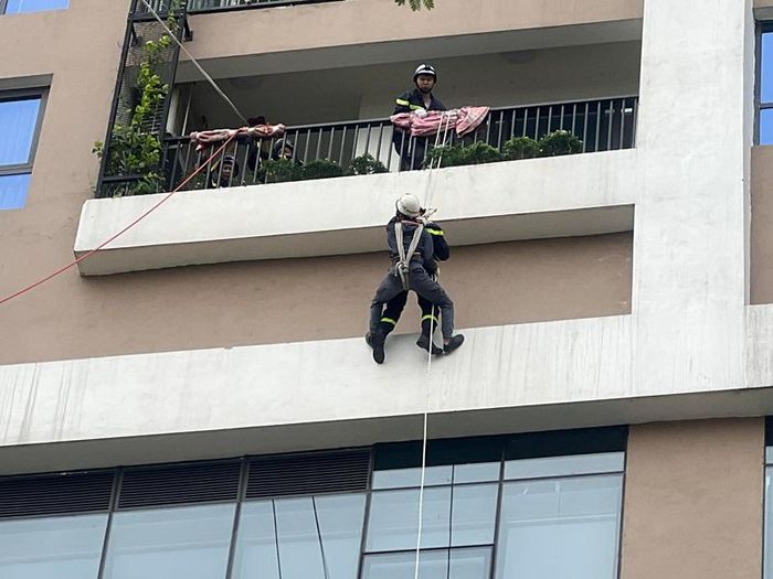 Lực lượng cứu nạn đưa người mắc kẹt từ trên cao xuống nơi an toàn bằng hệ thống dây treo cứu nạn