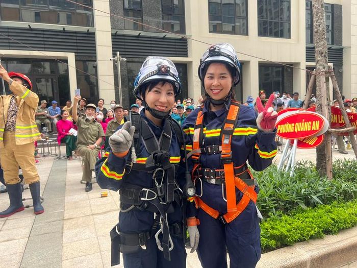 Để thao tác chính xác, an toàn trong tình huống khó khăn, nguy hiểm các "Bông hồng thép" của CAQ Tây Hồ đã phải miệt mài luyện tập, leo trèo, đu mình trên tòa nhà cao tầng trong những ngày nắng nóng khắc nghiệt