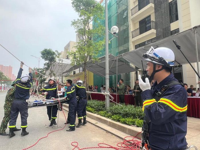 Chỉ huy CAQ Tây Hồ chỉ đạo diễn tập tìm kiếm cứu nạn quy mô và có tính chất khó khăn đối với thực trạng nhà cao tầng
