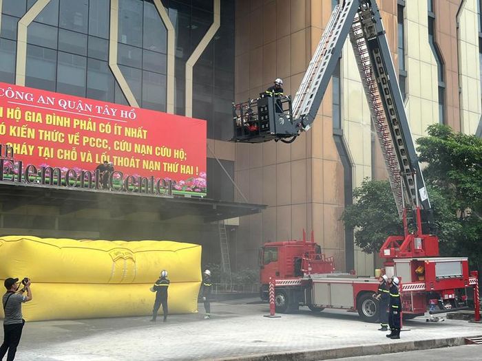 Lực lượng tìm kiếm cứu nạn dùng xe thang cứu người mắc kẹt từ trên tầng cao đến nơi an toàn
