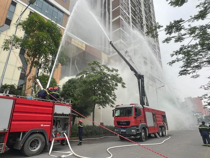 Huy động nhiều lực lượng, phương tiện, xe chữa cháy cần vươn xử lý tình huống cháy phức tạp