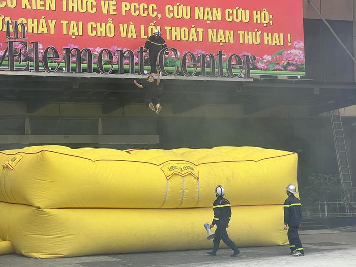 Lực lượng Cảnh sát PCCC và CNCH ngoài sử dụng các phương tiện hiện đại thì nệm hơi an toàn phòng điểm rơi có thể xảy ra cũng được triển khai nơi tiếp đất