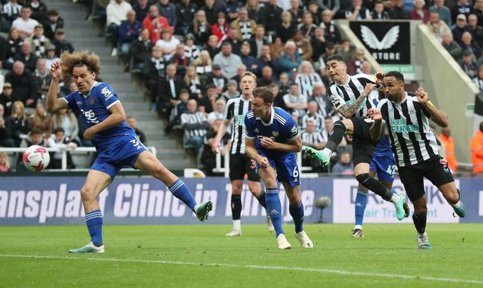  Ở chiều ngược lại, Newcastle tấn công dồn dập nhưng lại quá đen đủi. Trong hiệp một, "Chích chòe" bị cột từ chối 2 bàn thắng, lần lượt sau pha dứt điểm cận thành của Callum Wilson và Miguel Almiron. Ở những tình huống đá bồi, hàng công chủ nhà lại đưa bóng đi chệch khung thành. 