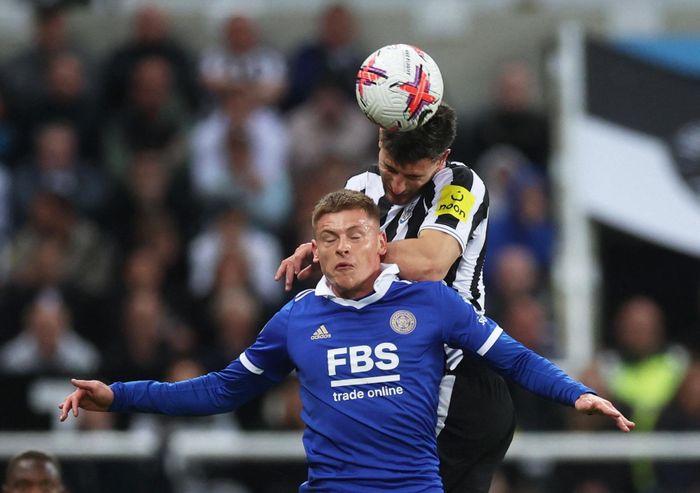  Newcastle đã có 70 điểm, hơn đội đứng thứ 5 khoảng cách 4 điểm, trong khi mùa giải chỉ còn 1 vòng. Cuộc đua top 4 lúc này chỉ còn là câu chuyện giữa Man United và Liverpool. Cũng như Newcastle, "Quỷ đỏ" chỉ cần thêm 1 điểm trong 2 trận còn lại để có suất dự vòng bảng giải đấu cúp danh giá nhất lục địa già. 