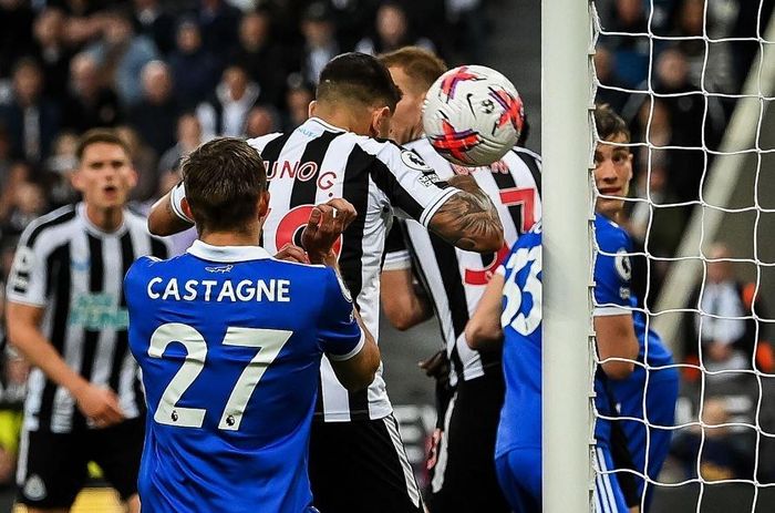  Phút 72, khoảng cách giữa Bruno Guimaraes và khung thành chỉ còn tính bằng centimet. Tuy nhiên, tiền vệ người Brazil một lần nữa gây thất vọng khi đánh đầu trúng cột. 