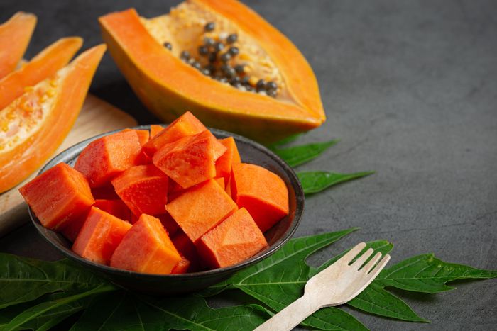  Chất xơ và kali trong đu đủ giảm cholesterol xấu và nguy cơ bị huyết áp cao. Ảnh: Freepik. 