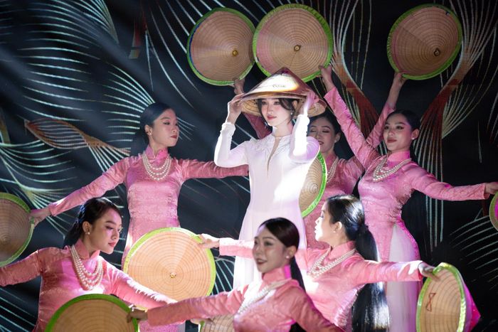  Nguyễn Phương Nhi sinh năm 2002, quê Thanh Hóa. Cô cao 1,7 m, số đo ba vòng 80-57-88 cm. Theo bà Phạm Kim Dung - đại diện đơn vị đưa Phương Nhi thi quốc tế - thế mạnh của cô gái sinh năm 2002 là nhan sắc ngọt ngào, hoạt bát, dễ tạo thiện cảm với người đối diện. 