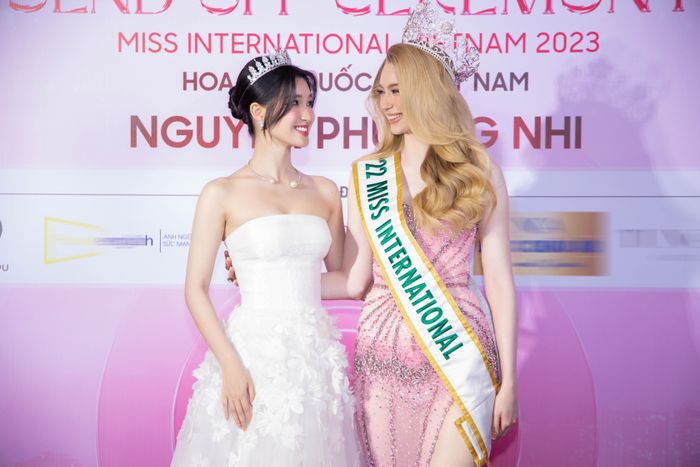  Chia sẻ tại họp báo, Jasmin nói cô tham gia nhiều cuộc thi trước khi đăng quang hoa hậu. Đó là hành trình dài, nhiều trải nghiệm. Về những lời gửi gắm đến Phương Nhi, Jasmin khuyên người đẹp Việt tận hưởng cảm giác đi thi, cảm giác đồng hành cùng những người bạn trong cuộc thi. Với Jasmin, chiến thắng không quan trọng nhất. 