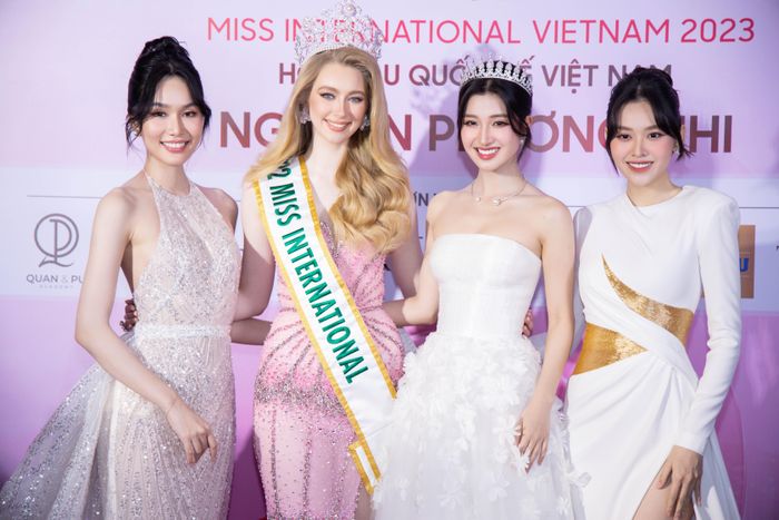  Á hậu Phương Anh (ngoài cùng bên trái) và Á hậu Tường San (ngoài cùng bên phải) là hai đại diện gần nhất của Việt Nam tại Miss International. Trong đó, Tường San giành giải Trang phục dân tộc đẹp nhất và lọt vào top 8 chung cuộc hồi năm 2019. 