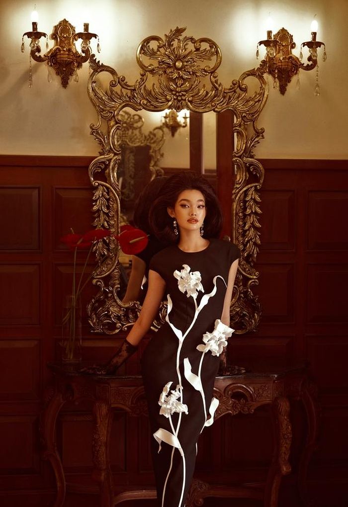 Dáng váy bodycon, tay chồm là thiết kế đặc trưng hàng đầu, được Đỗ Mạnh Cường phát triển qua nhiều BST trong hơn 10 năm qua, đến nay vẫn được yêu thích.