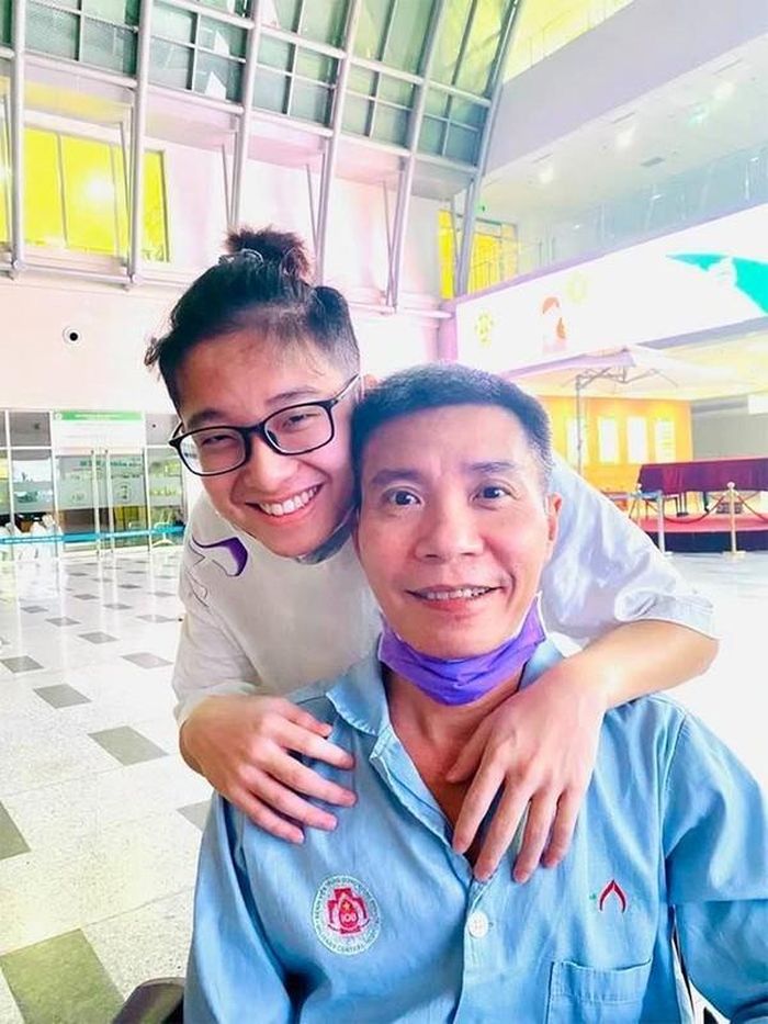 Thời gian bố nằm bệnh viện, nhân dịp sinh nhật bố, Tít còn mang bánh sinh nhật vào tận nơi để tổ chức sinh nhật cho bố khiến Công Lý rất cảm động.
