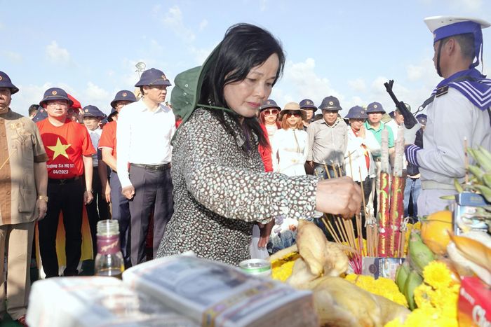 Đại biểu kiều bào dâng hương tưởng niệm 64 cán bộ, chiến sĩ Hải quân hy sinh ngày 14/3/1988 khi bảo vệ đảo Gạc Ma. ẢNH: NGUYỄN MINH