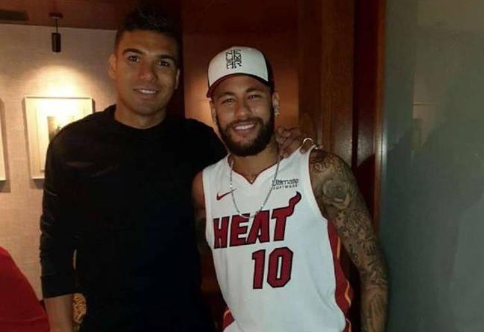 Casemiro rủ rê Neymar đến chơi bóng ở Old Trafford