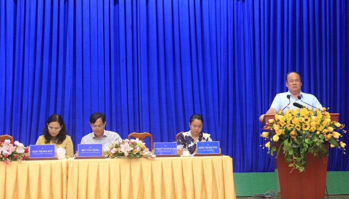 Phó Bí thư Tỉnh ủy, Chủ tịch UBND tỉnh An Giang Nguyễn Thanh Bình đại diện tổ đại biểu HĐND tỉnh giải đáp ý kiến cử tri