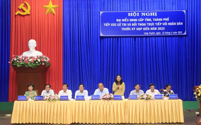 Bí thư Thành ủy, Chủ tịch UBND TP. Long Xuyên Đặng Thị Hoa Rây tiếp thu ý kiến và chỉ đạo các ngành thành phố trả lời cử tri