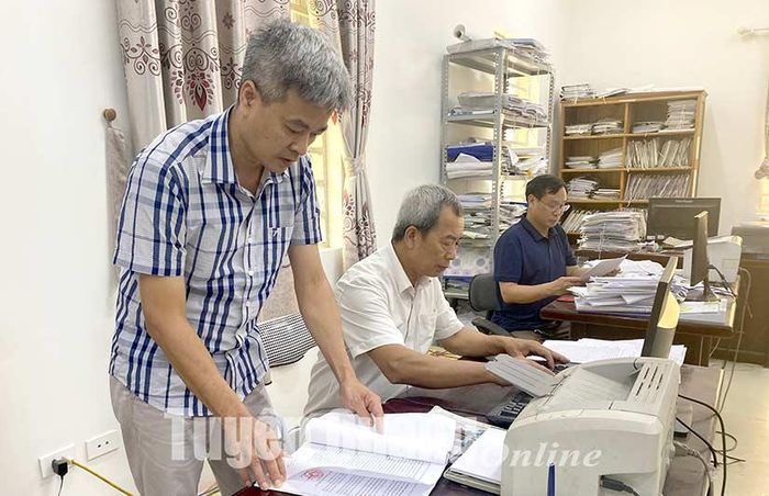 Cán bộ Phòng Tài nguyên và Môi trường huyện Sơn Dương kiểm tra hồ sơ cấp giấy chứng nhận QSDĐ lần đầu của hộ gia đình.