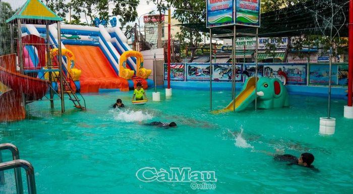 Công viên nước tại Khu trò chơi Thanh Thế, Phường 5, đang là điểm vui chơi, thư giãn thú vị dành cho lứa tuổi học sinh. (Ảnh chụp ngày 17/5).