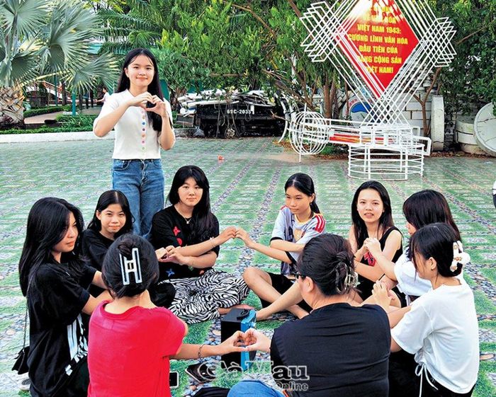 Nhóm học sinh lớp 9, Trường THCS Nguyễn Thái Bình (Phường 5) tập văn nghệ chuẩn bị biểu diễn vào dịp tổng kết cuối năm học. (Ảnh chụp tại Công viên văn hóa Hùng Vương, ngày 16/5).