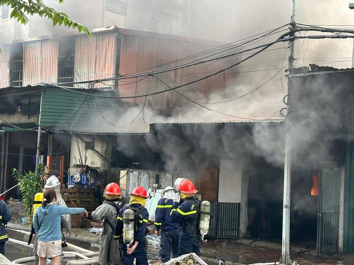 Lực lượng chữa cháy có mặt kịp thời.