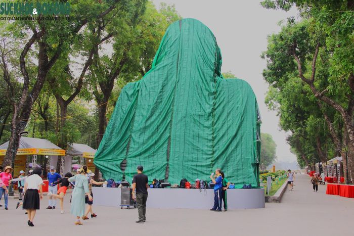 Người dân xôn xao trước biểu tượng nút Like vừa bị tháo dỡ ở Hồ Tây đã "chạy" sang công viên Thống Nhất.