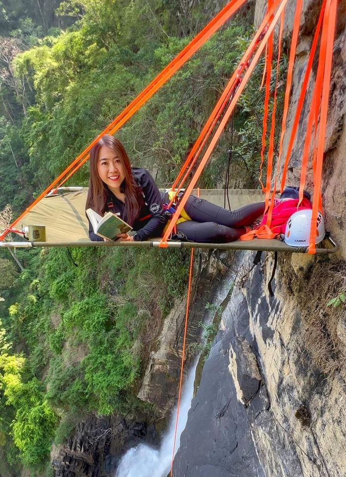  Phi Dương số ít người Việt đầu tiên thực hiện cliff camping. 