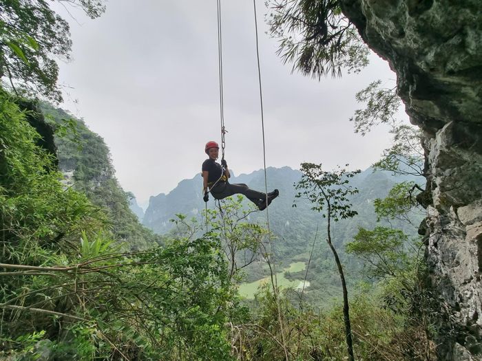  Quen với những chuyến trekking và đu dây trên cao, Phi Dương thực hiện cliff camping không chút do dự. 