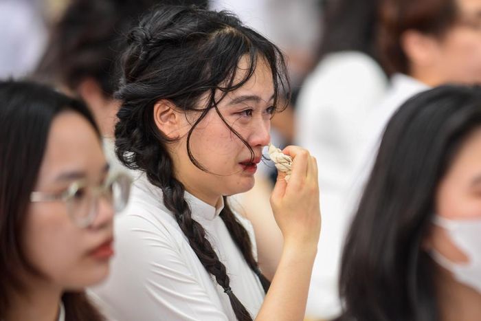 Nhiều giọt nước mắt đã rơi vì phải nói lời chia tay thầy cô, bè bạn