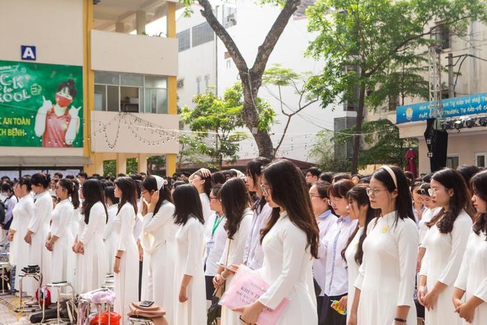 Sẽ nhỡ mãi thời áo trắng mộng mơ (Ảnh: FB THPT KL)