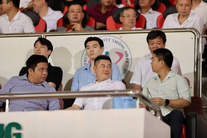 Bầu Thụy (áo trắng) trên khán đài sân Thống Nhất cuối tuần vừa qua. Ảnh: Tuấn Phạm