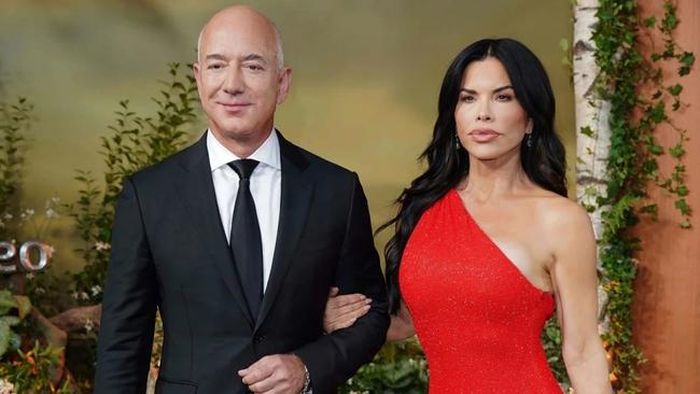 Jeff Bezos và Lauren Sanchez tại London (Anh) vào năm 2022