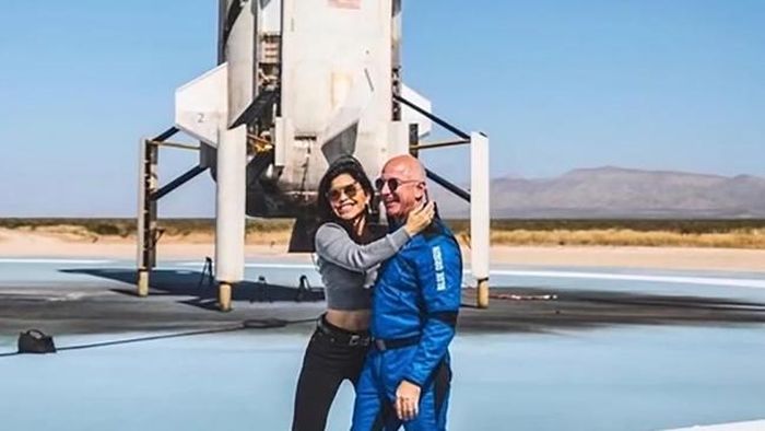 Lauren Sanchez đã dành cho Jeff Bezos một cái ôm thật chặt sau chuyến bay vào vũ trụ