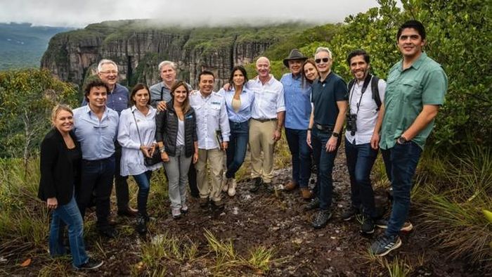 Jeff Bezos và Lauren Sanchez đến thăm Colombia để tìm hiểu về nạn phá rừng sau khi cam kết quỹ trái đất trị giá 10 tỷ USD