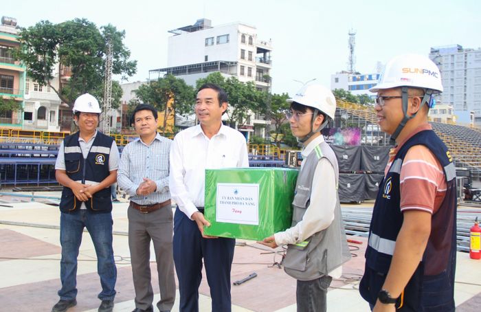 Ông Lê Trung Chinh, Chủ tịch UBND Tp.Đà Nẵng trong lần đến kiểm tra công việc xây dựng sân khấu DIFF 2023.