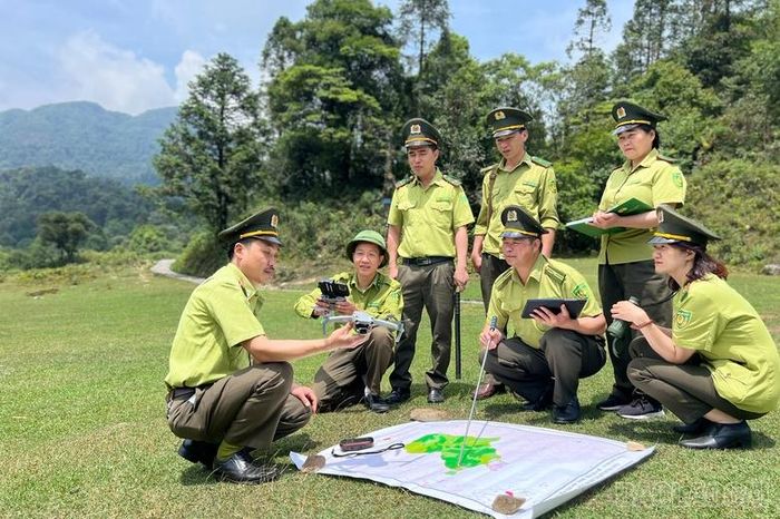 Hạt Kiểm lâm Hoàng Liên đẩy mạnh ứng dụng công nghệ vào quản lý và bảo vệ rừng, trong đó việc sử dụng các phần mềm quản lý, thiết bị giám sát như flycam đã hỗ trợ lực lượng kiểm lâm dễ dàng phát hiện những biến động của rừng, nhất là các vụ phá rừng và cháy rừng.