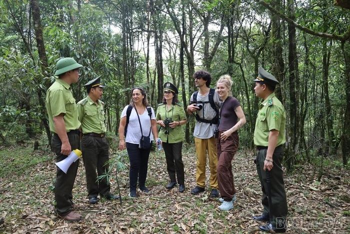 Mùa hè là cao điểm du lịch của thị xã Sa Pa, do đó công tác tuyên truyền về phòng cháy, chữa cháy rừng cho khách du lịch được cán bộ Trạm Kiểm lâm Núi Xẻ chú trọng thực hiện.