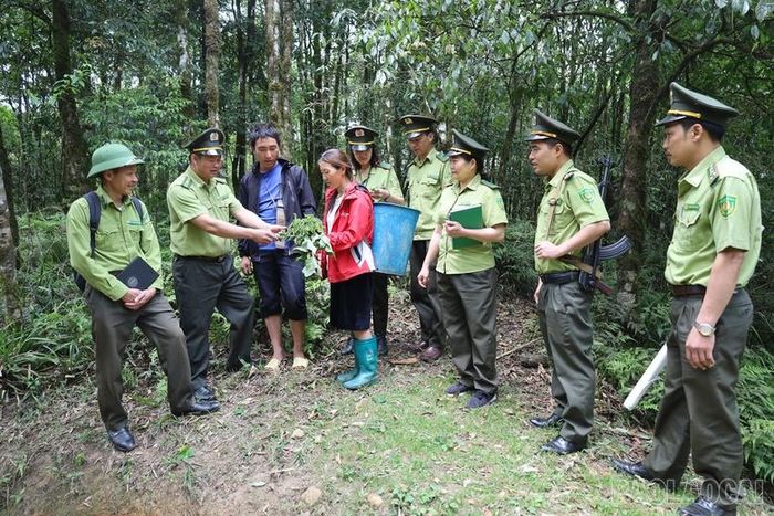 Cán bộ kiểm lâm Vườn Quốc gia Hoàng Liên tuyên truyền người dân có đất sản xuất gần rừng không sử dụng lửa, đốt nương.